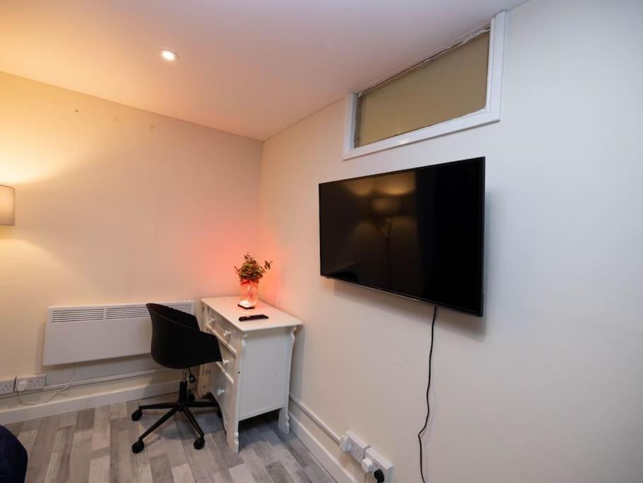 1 Bedroom-Sofabed-Worktable-4-Wifi-Parking Лондон Экстерьер фото