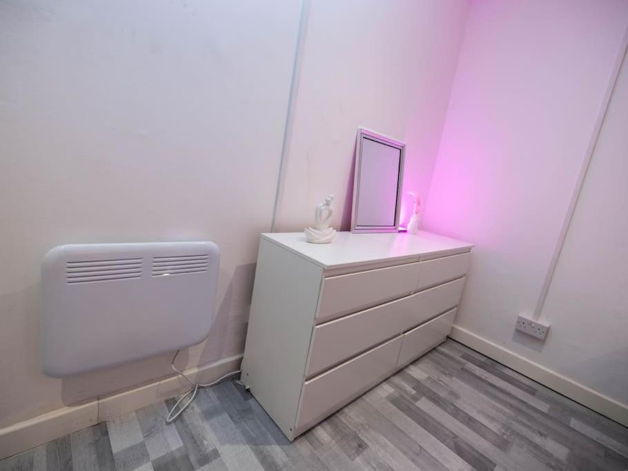 1 Bedroom-Sofabed-Worktable-4-Wifi-Parking Лондон Экстерьер фото