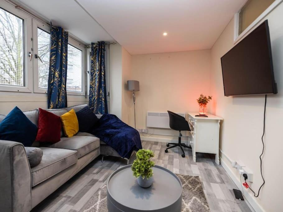 1 Bedroom-Sofabed-Worktable-4-Wifi-Parking Лондон Экстерьер фото